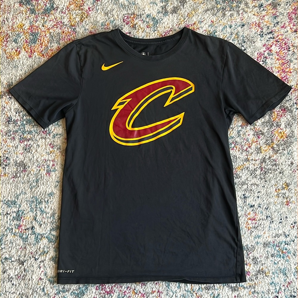The Nike Tee Cleveland Cavaliers NBA Basketball Dri Fit Shirt Men’s Small